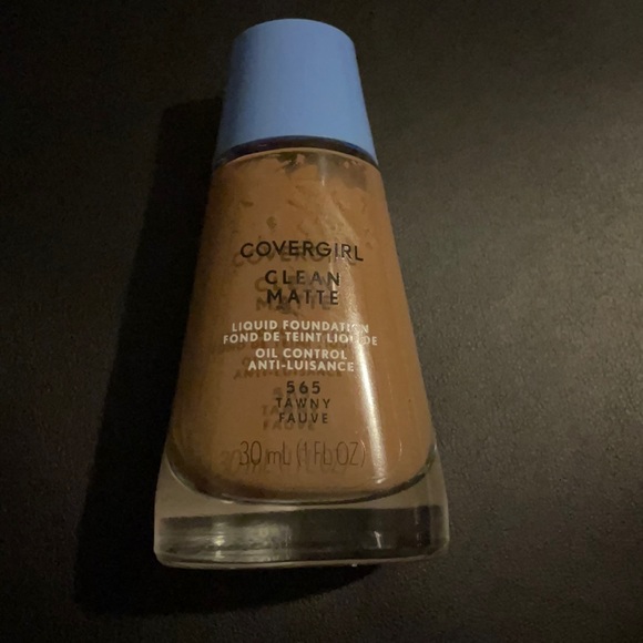 Covergirl Liquid Matte Foundation 565 Tawny - Picture 1 of 2